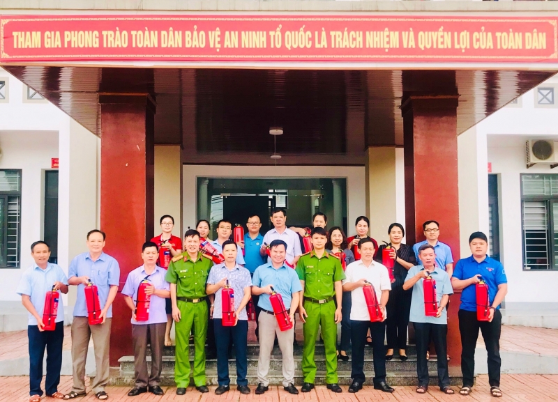 100% Gia đình cán bộ, đoàn viên Công đoàn Khối dân thị xã Hồng Lĩnh trang bị bình PCCC